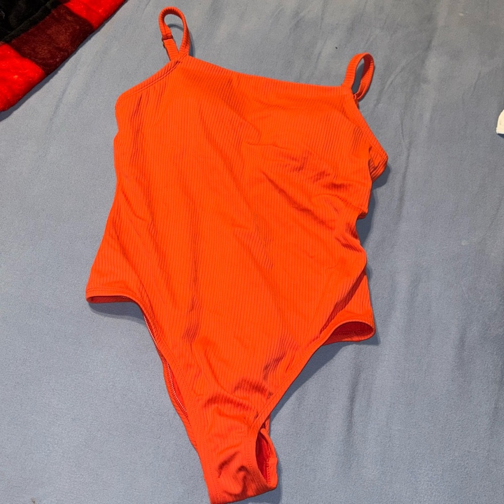 Kona sol one piece bathing suit 
Size M
Criss cross back straps